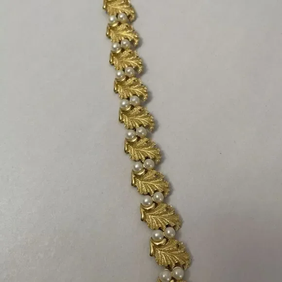 TRIFARI BRUSH GOLD LEAF & PEARL LINK BRACELET VTG - Picture 3 of 8